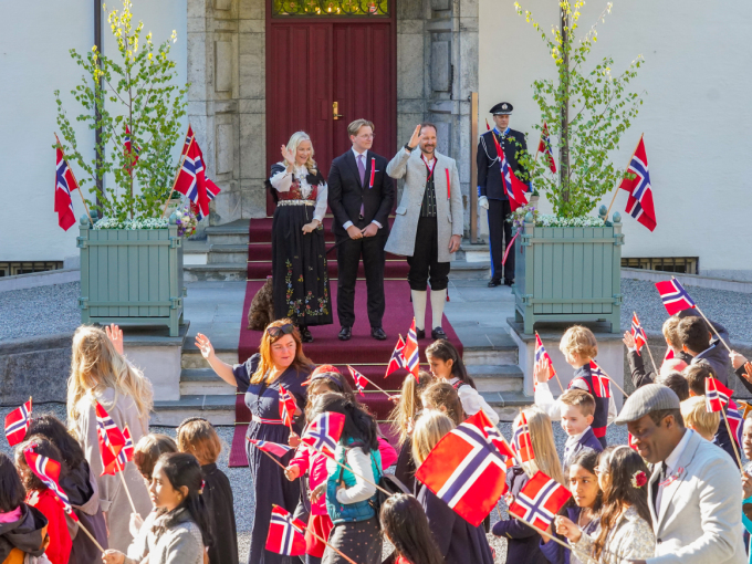 Greeting the Asker municipality children’s parade at Skaugum Estate. Photo: Lise Åserud, NTB